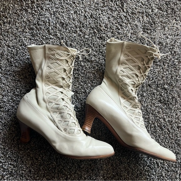 Stuart Weitzman Vintage leather booties, cream, 2.5”kitten heel, size 10 narrow - Picture 2 of 13